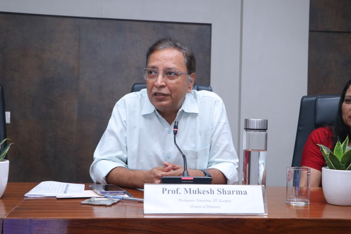 Guest of Honour Prof. Mukesh Sharma interacting with seminar delegates